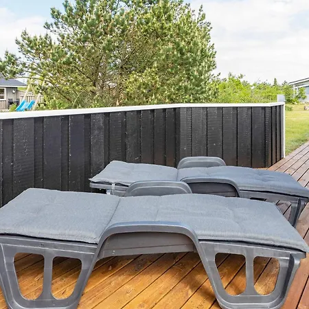7 Person In Logstor-by Traum